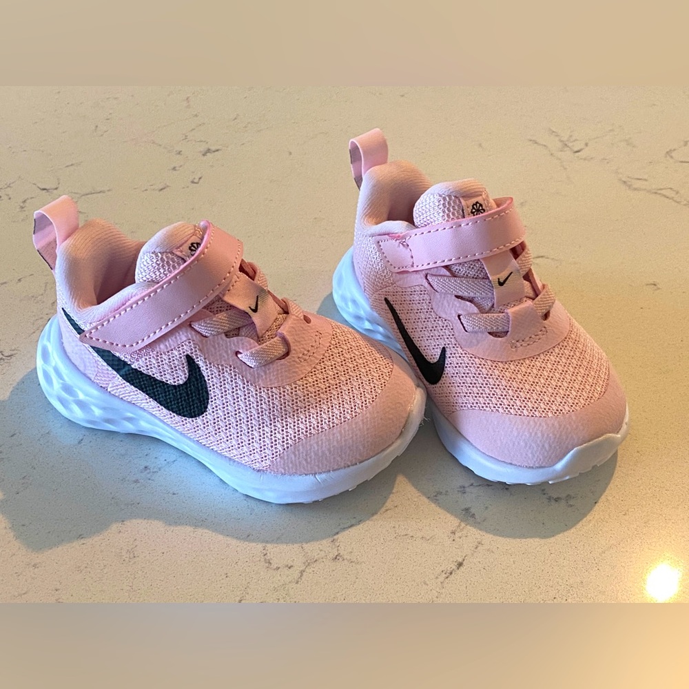 NIKE GIRLS INFANT-TODDLER REVOLUTION 6 SLIP ON SNEAKER - PINK (SIZE 4C)